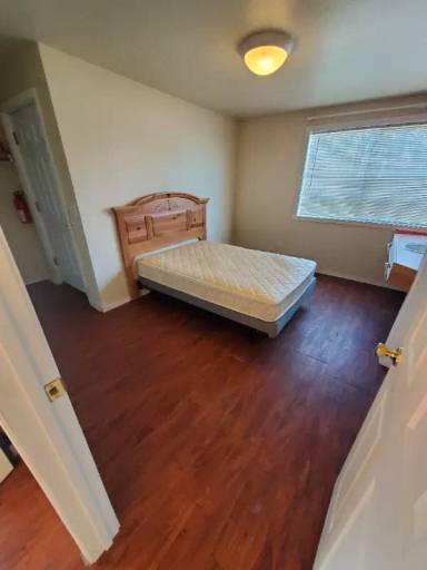 Main picture of 1st St E