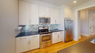 Main picture of 10 W Lancaster Ave