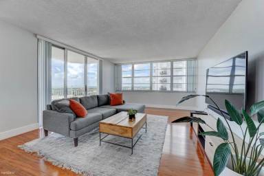 Main picture of 18051 Biscayne Blvd
