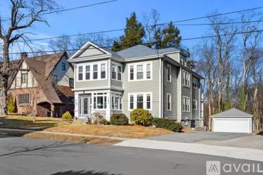 Main picture of 132 Lakeview Ave
