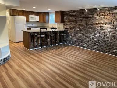 Main picture of 5000 W Montrose Ave