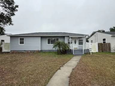 Main picture of 774 40th Ave NE