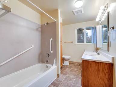 Main picture of 1040 N Park Ave
