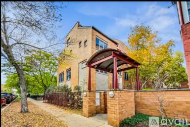 Main picture of 2850 N Lakewood Ave