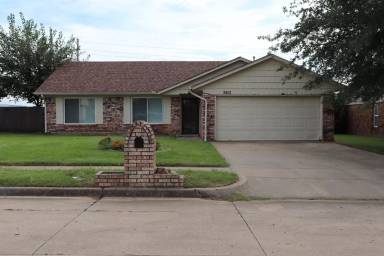 Main picture of 2813 E Oakridge St