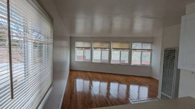 Main picture of 527 N Amphlett Blvd