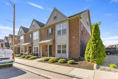 Main picture of 229 Oak St