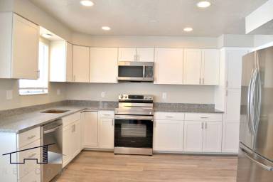 Main picture of 1688 N Main St