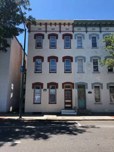 Main picture of 115 E Franklin St