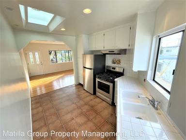 Main picture of 1739 Washington Way