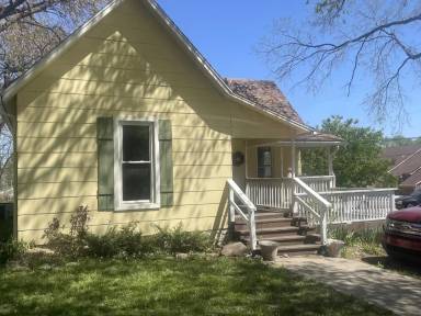 Main picture of 513 E 2nd St