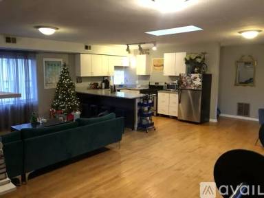 Main picture of 847 N Marshfield Ave