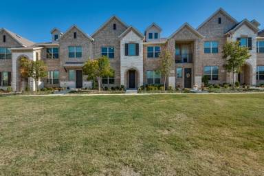 Main picture of 560 Ballustrade Dr