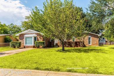 Main picture of 1217 Woodbridge Dr