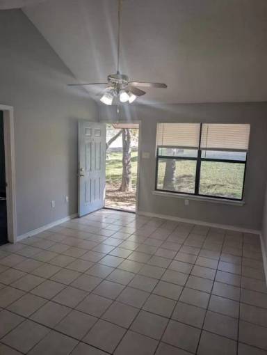 Main picture of 203 W Reagan Ave