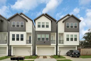 Main picture of 3419 Yellowstone Blvd