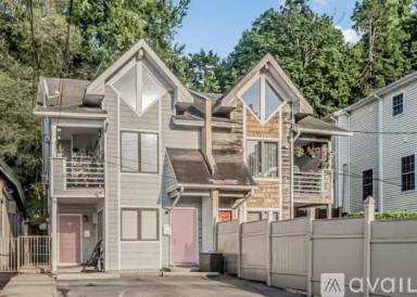 Main picture of 766 Warburton Ave