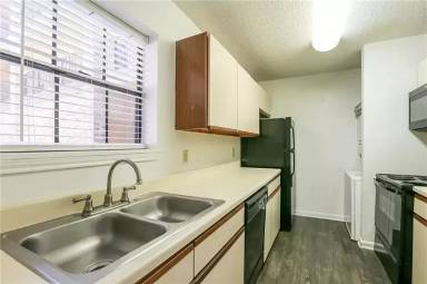 Main picture of 912 W 22nd St