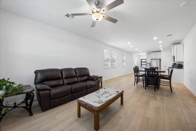 Main picture of 685 Papaya Dr
