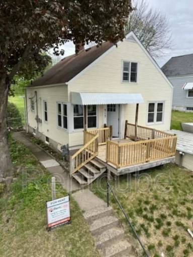 Main picture of 915 Pleasant St