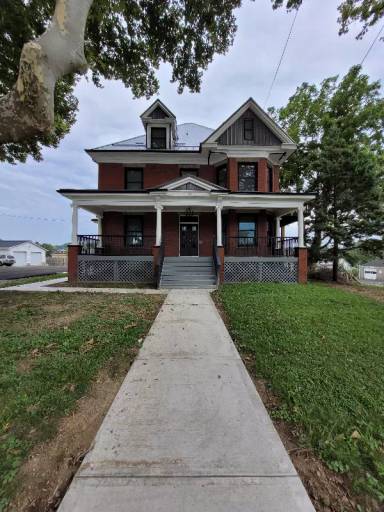Main picture of 112 E Pike St