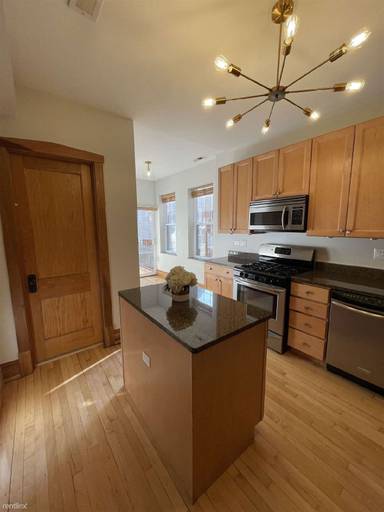 Main picture of 2453 N Avers Ave