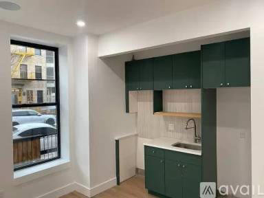 Main picture of 1027 Putnam Ave