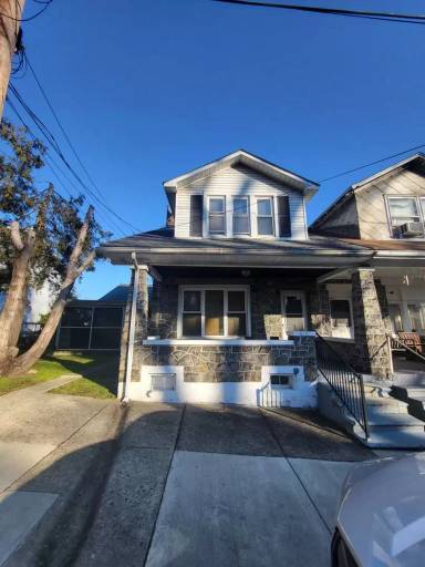 Main picture of 915 S Front St