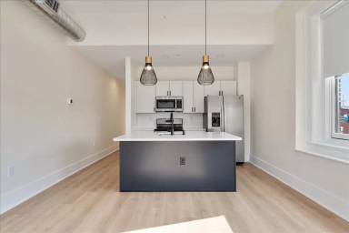 Main picture of 631 S Broadway