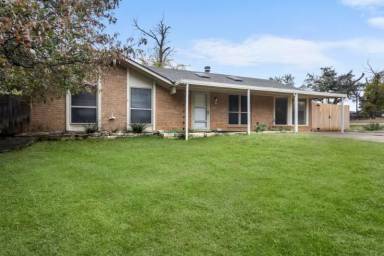 Main picture of 2 S Sherwood Dr