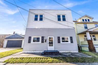 Main picture of 4486 W 42nd St