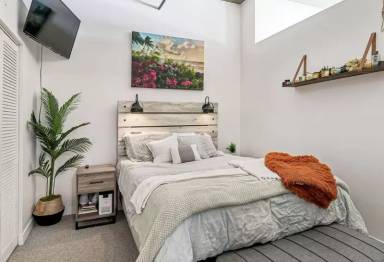 Main picture of 833 W 15th Pl