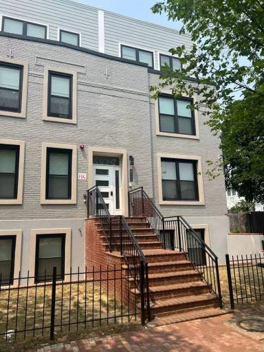 Main picture of 1620 Constitution Ave NE