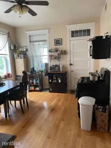 Main picture of 2218 W Lyndale St
