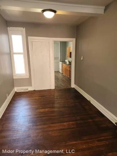 Main picture of 220 E Poplar St