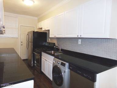 Main picture of 732 W Roscoe St