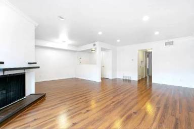 Main picture of 14990 Victory Blvd