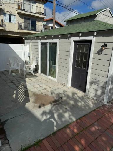 Main picture of 972 W 21st St