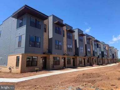 Main picture of 544 Banquet Ln