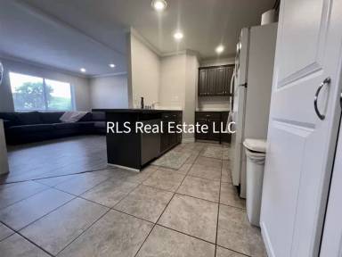 Main picture of 1541 N Riverside Ave