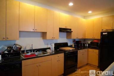 Main picture of 1260 N Greenview Ave