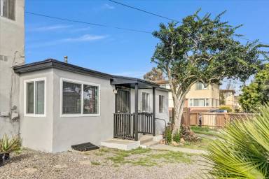 Main picture of 2094 Burroughs St