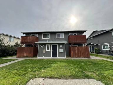 Main picture of 745 Lakeside Dr