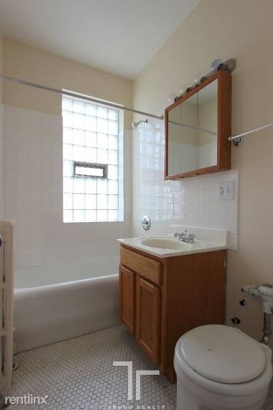 Main picture of 1050 W George St