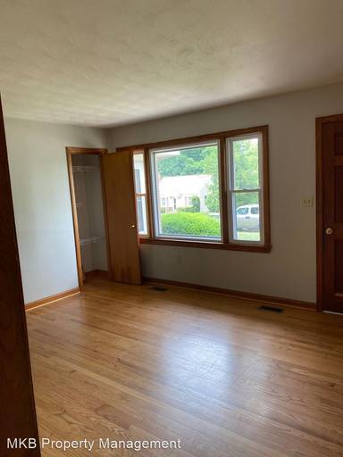 Main picture of 802 Oakview Dr
