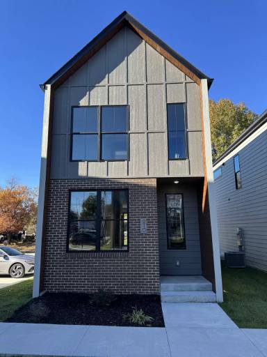 Main picture of 210 E Schwarz St