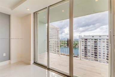Main picture of 5701 Collins Ave