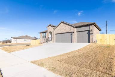 Main picture of 581 Crystal Dr