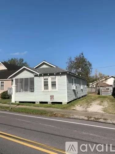 Main picture of 303 E 7th St