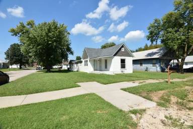 Main picture of 1016 W 10th St
